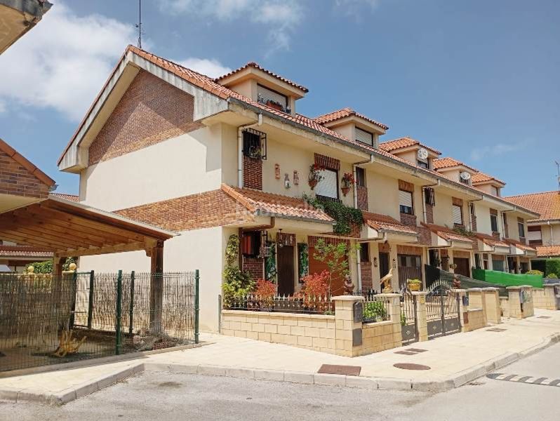 Foto e0da365d-9a8e-450b-be28-ffd81570ead7. Casa adossada amb calefacció aparcament a Reocín
