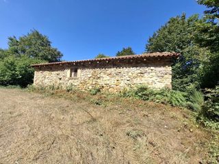 Casa a Uznayo - bº uznayo. Finca rústica de 8.549 m con cuadra invernal en uznayo  polacion