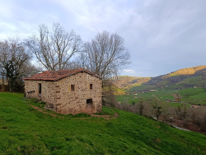 Foto b0732e07-bdd9-49a0-a32c-93026efa2d04. Casa a esles - geido polígono 32 parcela 83 a Santa María de Cayón
