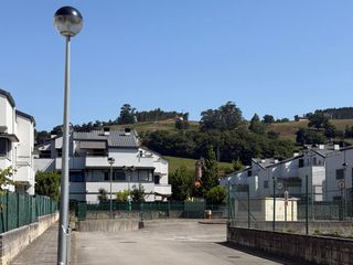 Aparcament cotxe a Pomaluengo - urbanización solar de solorrio 67. Amplia plaza de garaje, con trastero, en pomaluengo, castañeda.