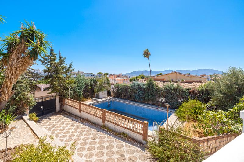 Foto 016b80fd-8218-4e0a-8417-2e4f307095fd. Chalet avec parking piscine dans Puertosol Málaga