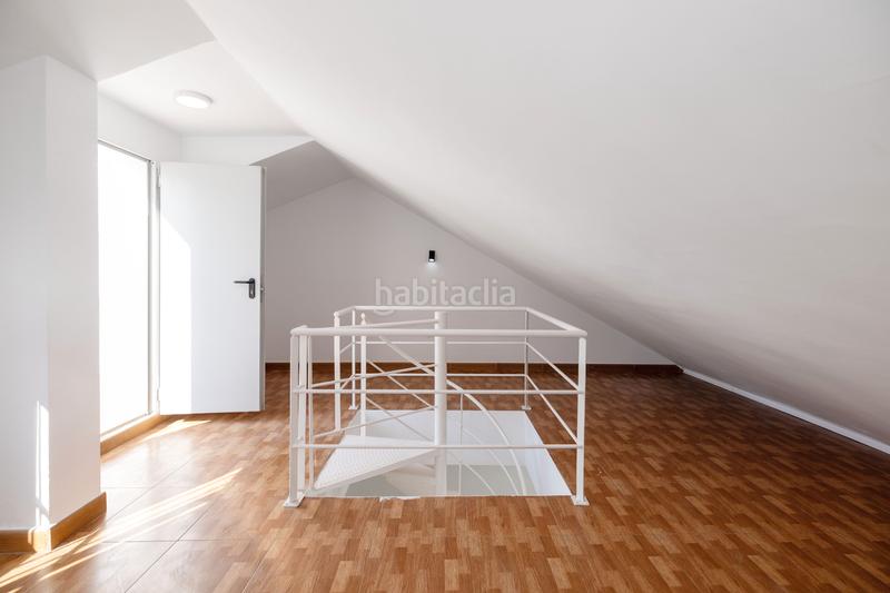 Foto 6608baa0-926b-49bc-8048-c67035e6f366. Àtic amb calefacció aparcament a Parque Victoria Eugenia Málaga