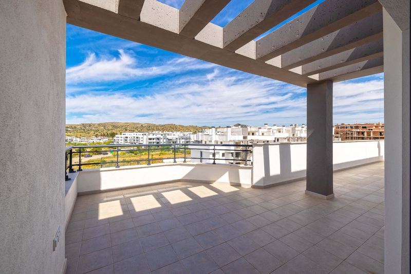 Foto ed5379d6-cbdb-4dec-b66e-350e8fc7ea85. Àtic amb calefacció aparcament piscina a Santa Isabel Málaga
