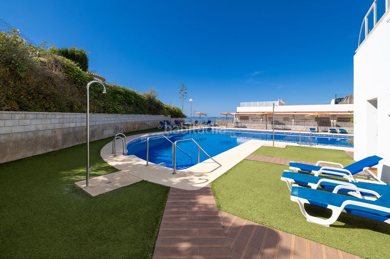 Foto 8141e33c-6e8f-43b4-8535-aa3276e0f23d. Dúplex amb xemeneia calefacció aparcament piscina a Rincón de la Victoria
