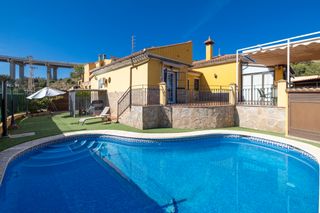 Chalet en Pinares de San Antón. Venta chalet independiente en pinares de san antón