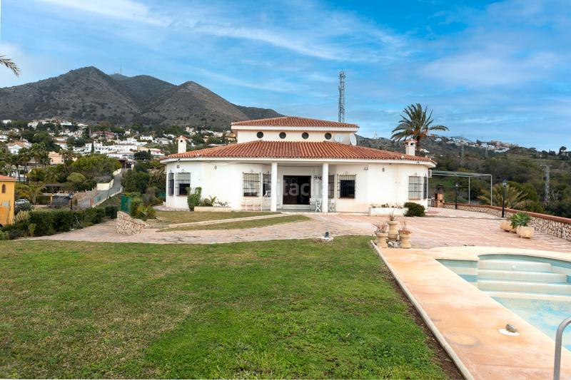 Foto 049ff164-fa39-439e-af1c-d3d5e2c1d206. Chalet villa con zonas verdes y vistas directas al mar en Benalmádena