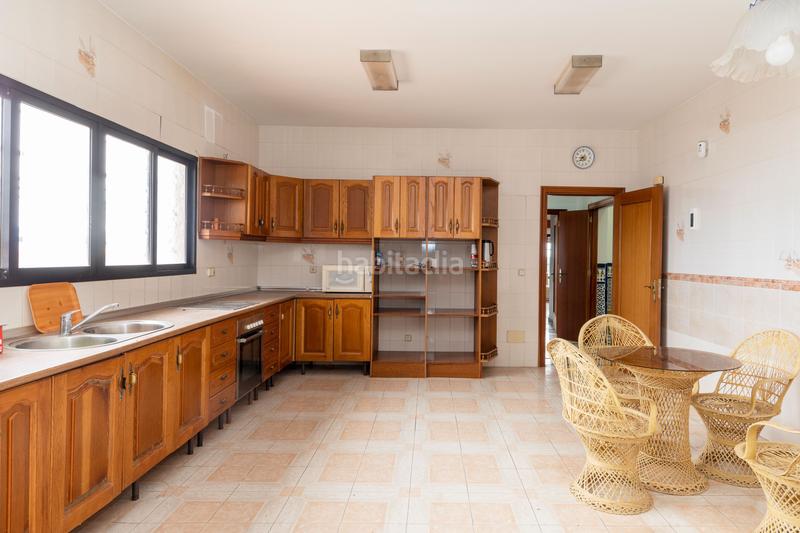 Foto 0b3f2c0b-51fa-4115-a32b-83e31a012da2. Chalet villa con zonas verdes y vistas directas al mar en Benalmádena