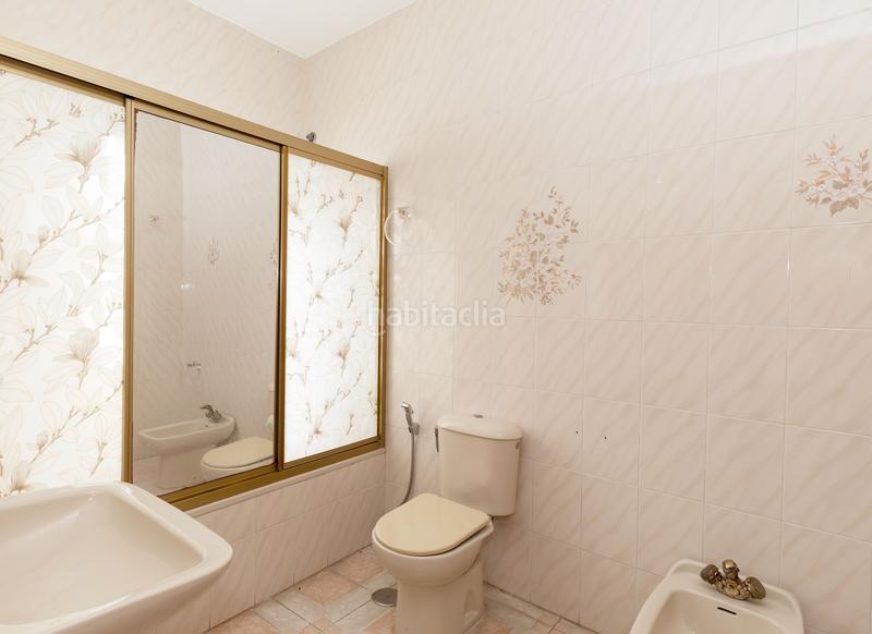 Foto 1bf13fff-b0fc-4630-bc42-e7bf2a656dff. Chalet villa con zonas verdes y vistas directas al mar en Benalmádena