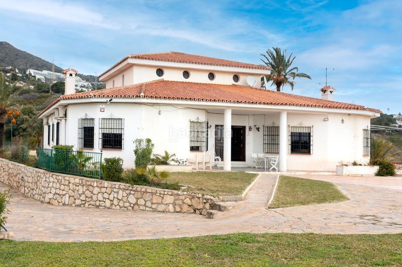 Foto 67a67743-1d7c-425f-ba2a-1aa4b2e37575. Chalet villa con zonas verdes y vistas directas al mar en Benalmádena