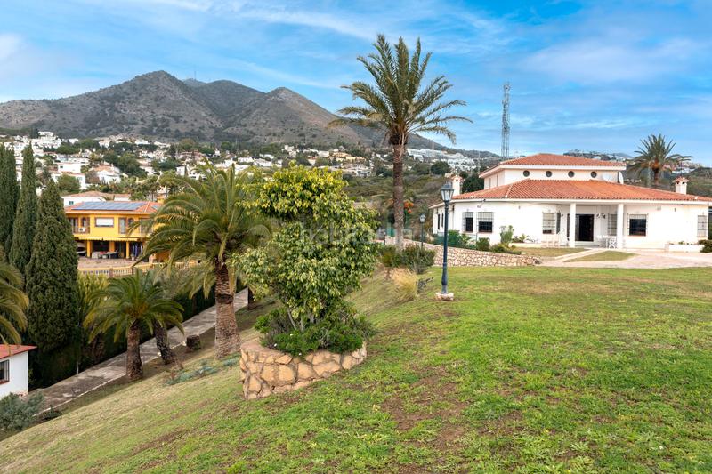 Foto 6852b620-0002-4ad5-9305-4a1e74b7a1b6. Chalet villa con zonas verdes y vistas directas al mar en Benalmádena