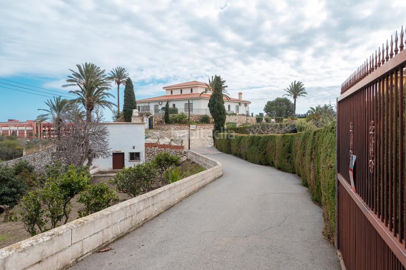 Foto 8fefe996-3530-40e3-aa98-31bda8a83767. Chalet villa con zonas verdes y vistas directas al mar en Benalmádena