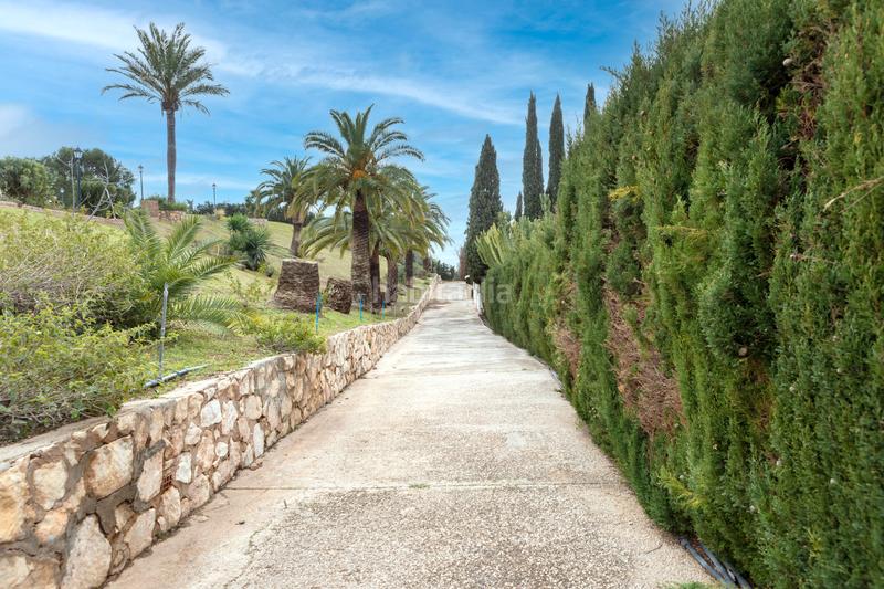 Foto b003d1fe-5367-40fb-8d9e-85c9af6be47e. Chalet villa con zonas verdes y vistas directas al mar en Benalmádena