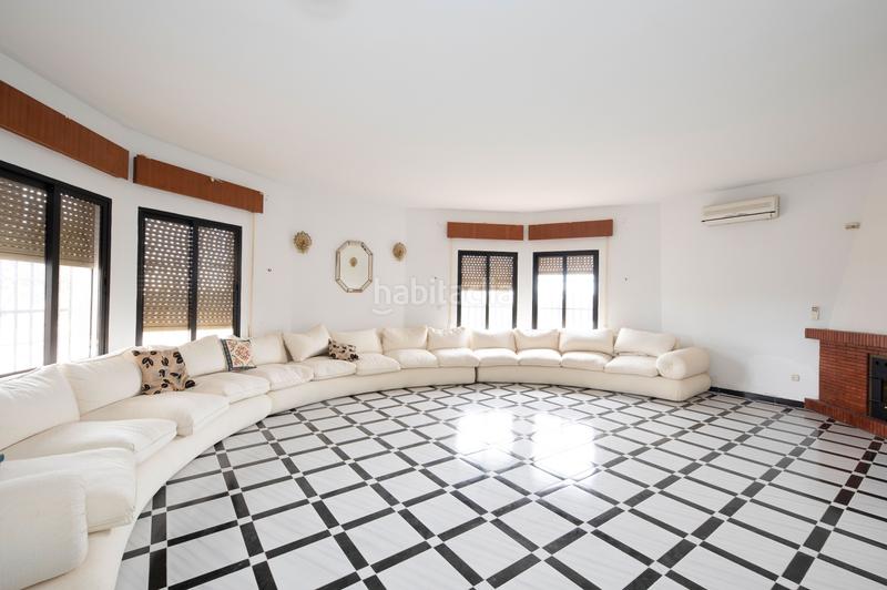 Foto c17d4b2a-31d7-4314-a2bd-f3bb7b365c87. Chalet villa con zonas verdes y vistas directas al mar en Benalmádena