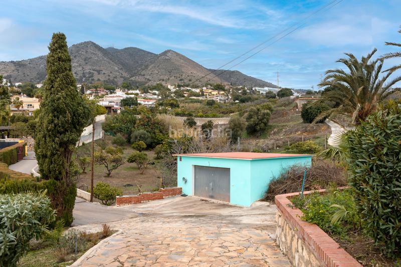 Foto c5b3387a-efeb-4e96-8efd-157fc5a39324. Chalet villa con zonas verdes y vistas directas al mar en Benalmádena