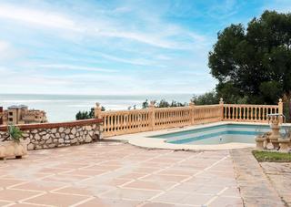 Xalet a La Capellanía - El Higuerón. Villa con zonas verdes y vistas directas al mar