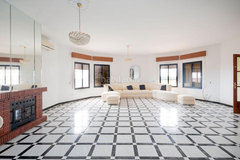 Foto d374e383-5dfe-43ae-a99d-75d08b222f40. Chalet villa con zonas verdes y vistas directas al mar en Benalmádena