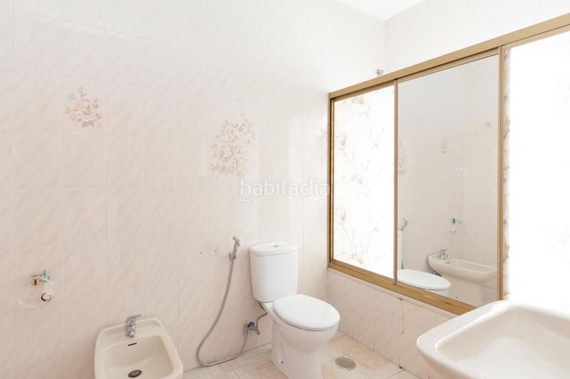 Foto e3be3ae8-b5b5-4530-876e-535ec9f7752d. Chalet villa con zonas verdes y vistas directas al mar en Benalmádena