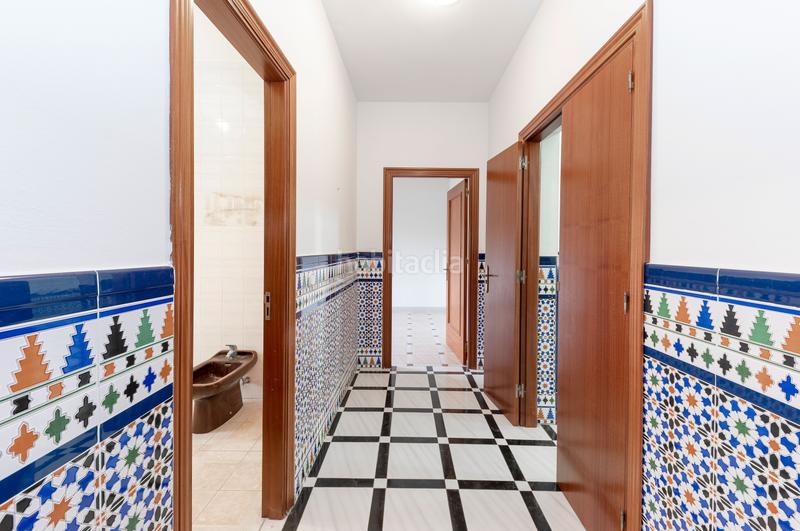 Foto f2f04d71-777a-46b5-af7c-57f29a7f2bbc. Chalet villa con zonas verdes y vistas directas al mar en Benalmádena