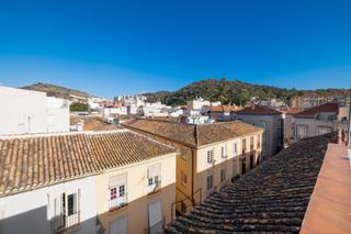 Casa adossada a La Merced. Venta casa independiente junto plaza de la merced
