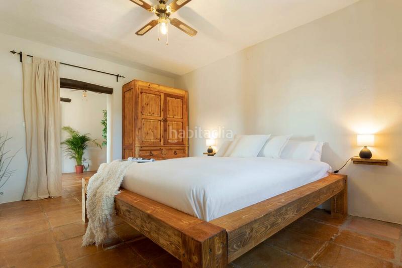 Foto aa871f27-edf6-46a1-ac2f-2ff461394e80. Masia amb xemeneia calefacció aparcament a El Candado Málaga