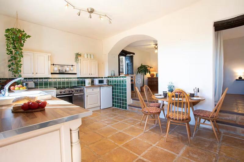 Foto bdaac56d-5288-4e7d-a22b-b14b5af735ef. Masia amb xemeneia calefacció aparcament a El Candado Málaga