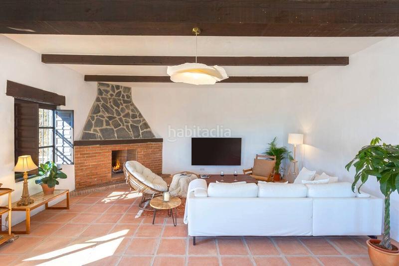 Foto dbf43bf9-06dd-4902-9ce1-27c0c8968143. Masia amb xemeneia calefacció aparcament a El Candado Málaga