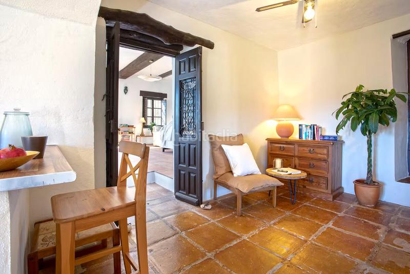 Foto e390d615-87bb-4e33-9b4d-256debcef450. Masia amb xemeneia calefacció aparcament a El Candado Málaga