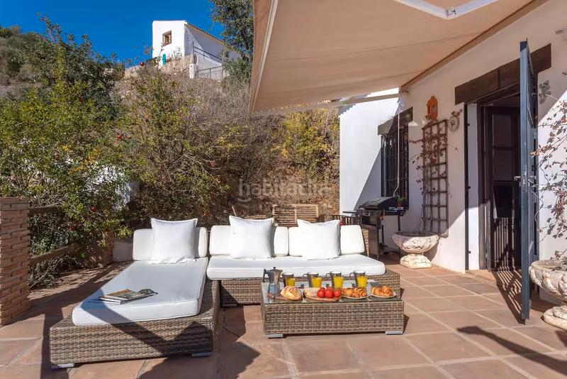 Foto e936746c-a700-4f18-8c44-1ed784ce0150. Masia amb xemeneia calefacció aparcament a El Candado Málaga