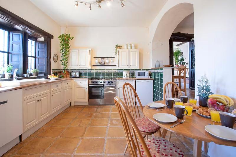 Foto f4e0256a-3c04-434d-acfd-5c9b11f1bd4d. Masia amb xemeneia calefacció aparcament a El Candado Málaga