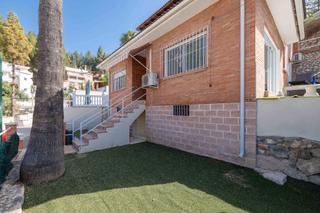 Chalet in Calle aruba 17. Venta de chalet independiente en el atabal