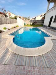 Casa a Els Masos - Els Garrofers. Casa amplia con jardín y piscina en comarruga