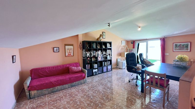 Foto fd4146b4-62db-4f7d-bd0a-777d9ab76a99. Casa aparellada amb aparcament a Santa Maria-l´Eixample-Sud Sumella Cubelles
