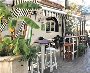 Local Comercial a El Bajondillo. Local comercial con un gran patio muy coqueto cual goza de una g