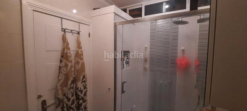 Foto b4b41f59-29db-4a3e-a995-dbf495ef0696. Planta baja estupendo apartamento en pleno centro en bajondillo en Torremolinos