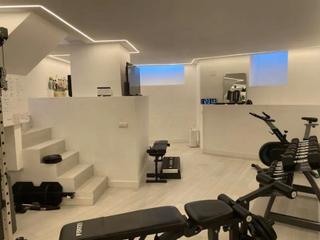 Casa a schiera in La Colina. Se trata de una casa adosada esquinera recién reformada y modern