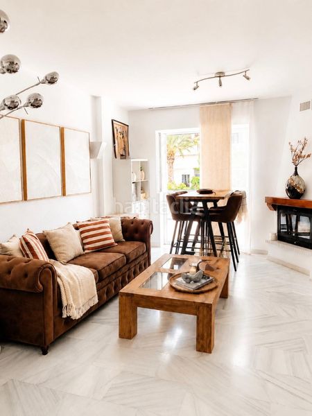 Foto a559b8fb-8880-4cff-85e6-60719057a4f6. Casa adossada amb xemeneia a El Bajondillo Torremolinos
