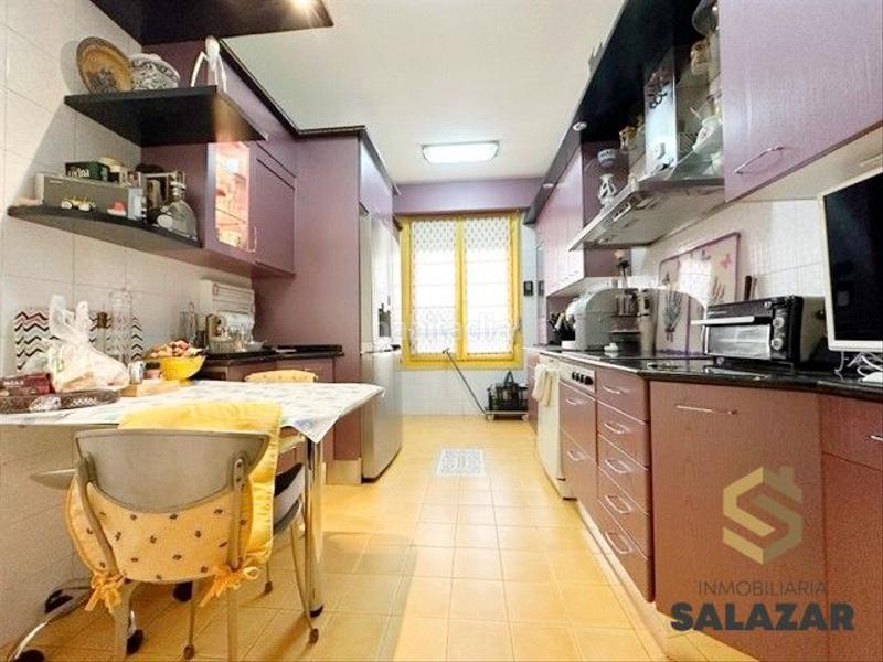 Foto b7efa22d-59d1-4eee-9928-fbbf6c803ee8. Piso venta de amplia vivienda en cosme echevarrieta con garaje y trastero en Bilbao