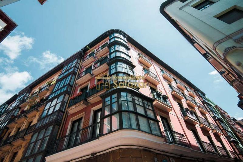Foto 4d2a5918-adb2-48b2-bfb2-e3fab98a5c0e. Alquiler piso se alquila vivienda en el Casco Viejo alquiler para corta estancias en Bilbao