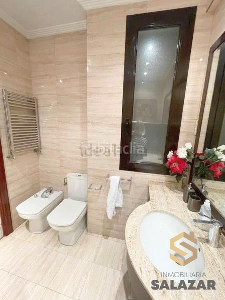 Foto fd67ecea-142b-4bd1-a246-597f433825fe. Piso salazar vende vivienda exterior muy luminosa con balcón en sabino arana! en Bilbao
