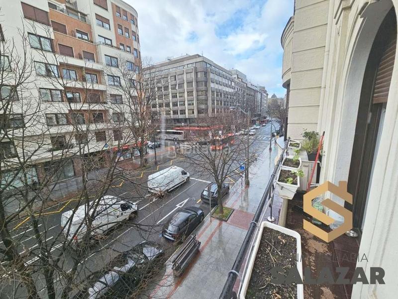 Foto f7a4889b-beff-4eec-bc01-8f346cd62f6c. Piso venta vivienda en gran vía, balcón sur y garaje en Bilbao