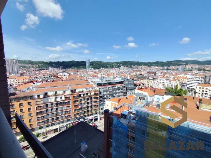 Foto 9c2e8f1f-fb74-4055-aa5a-0e901c8895f8. Piso salazar vende vivienda en el edificio reina victoria en Bilbao