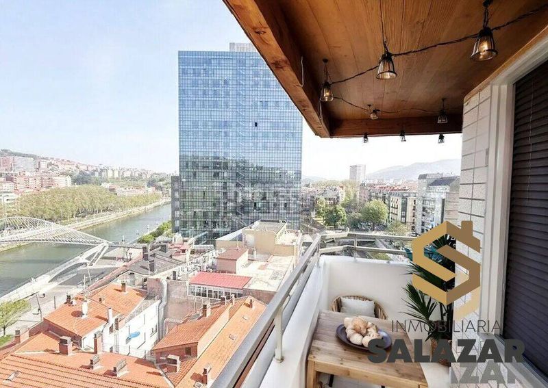 Foto db021b87-9e2d-429c-81cc-08e1d94d3595. Pis amb calefacció aparcament a Abandoibarra - Guggenheim Bilbao