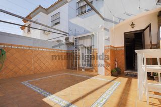 Casa adossada a Monteolivete-Camino Sevilla. Adosado en residencial privado zona monteolivete