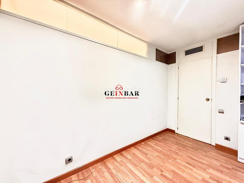 Foto efa74196-8901-4808-9caa-e73bd3790999. Alquiler oficina  exterior con luz natural en Barcelona