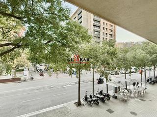 Rent Office space  Ronda del general mitre. Oficina exterior con luz natural