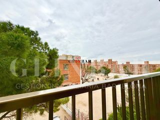 Piso  Avenida can serra de. Piso totalmente exterior con balcon y vistas despejadas