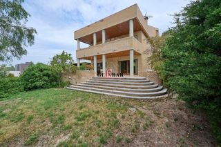 Casa  Avenida avinguda mestra dolors barceló. Espetacular casa muy tranquila con  gran jardín