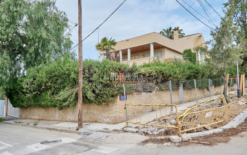 Foto bfc77a1f-9994-435b-b8d6-5b75bf22cdda. Casa amb calefacció aparcament a Ciutat Diagonal Esplugues de Llobregat