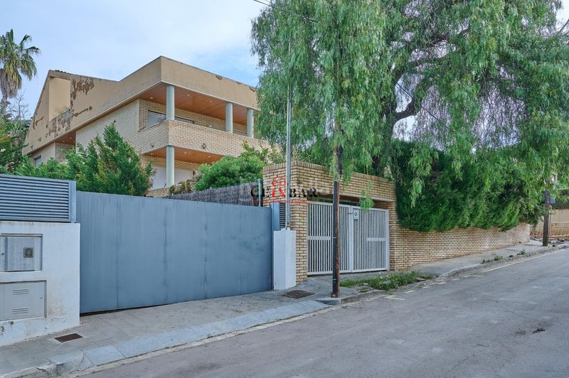 Foto f0ed98ae-99d6-445f-934a-35bdf0ce4ea2. Casa amb calefacció aparcament a Ciutat Diagonal Esplugues de Llobregat