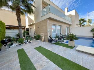 House en Pilar de la Horadada Ciudad. Chalet unifamiliar en venta en ncleo03190